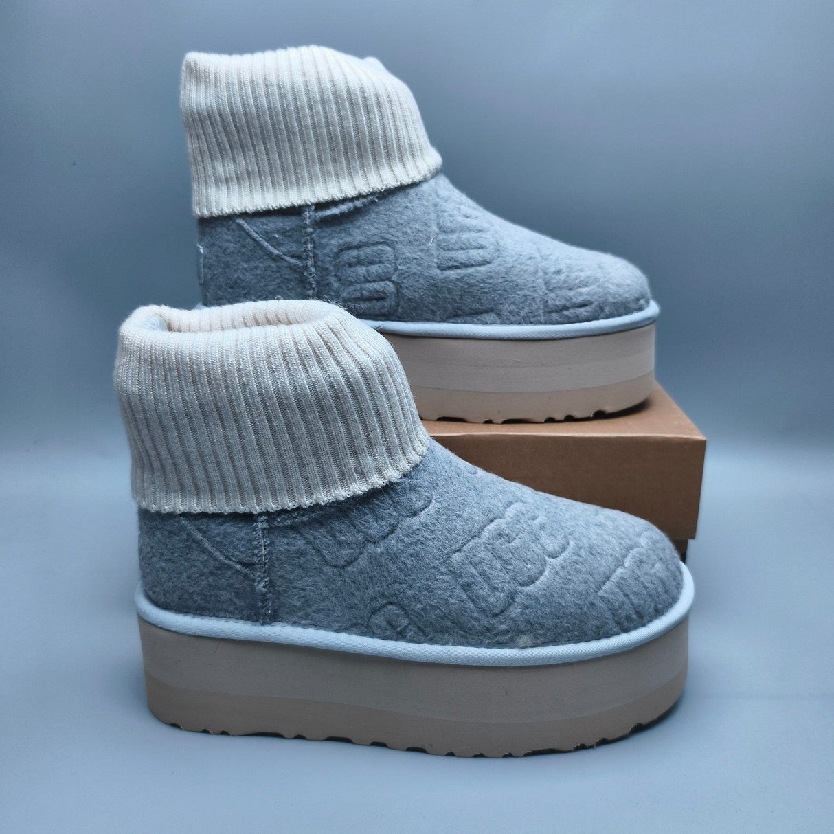 UGG 4047 Stivali Scanalati di lana con logo in pelle scamosciata grigia 35-40 My Store