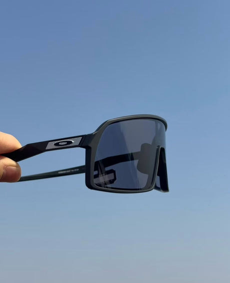 Oakley Sutro (modello OO9406A) double color black & white of the frame oakley