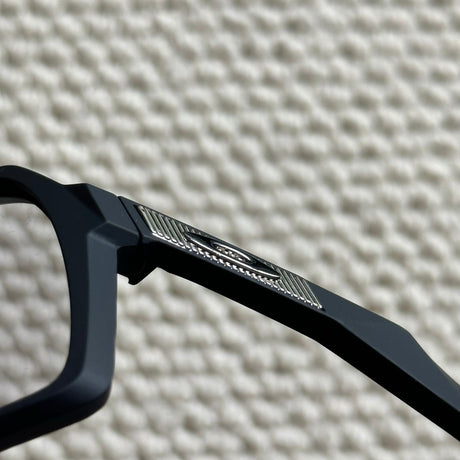 Oakley Sutro (modello OO9406A) double color black & white of the frame oakley