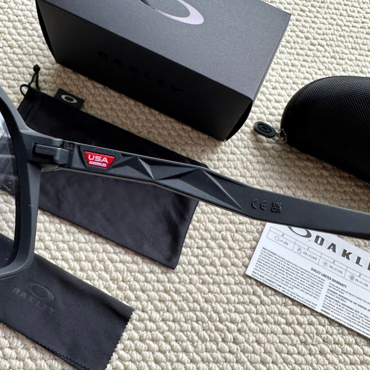 Oakley Sutro (modello OO9406A) double color black & white of the frame oakley