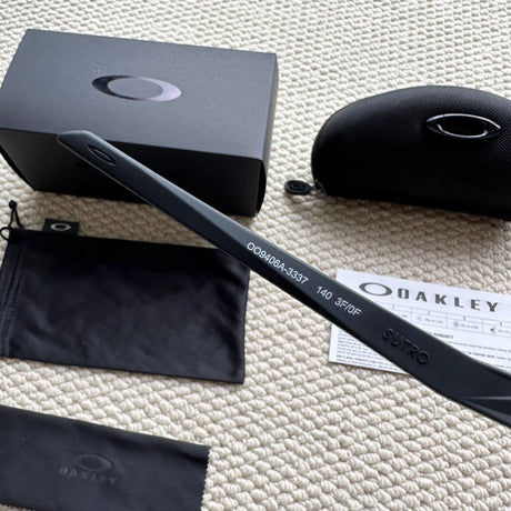 Oakley Sutro (modello OO9406A) double color black & white of the frame oakley