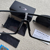 Oakley Sutro (modello OO9406A) double color black & white of the frame oakley