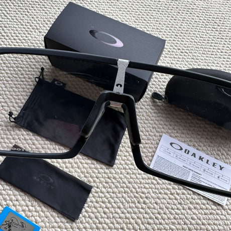 Oakley Sutro (modello OO9406A) double color black & white of the frame oakley