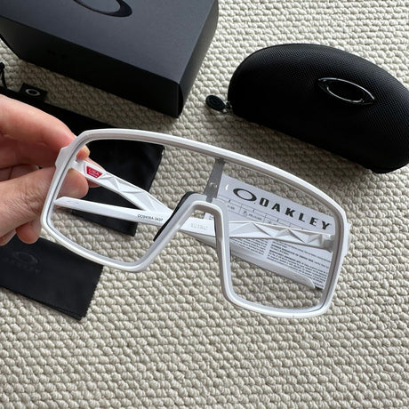 Oakley Sutro (modello OO9406A) double color black & white of the frame oakley